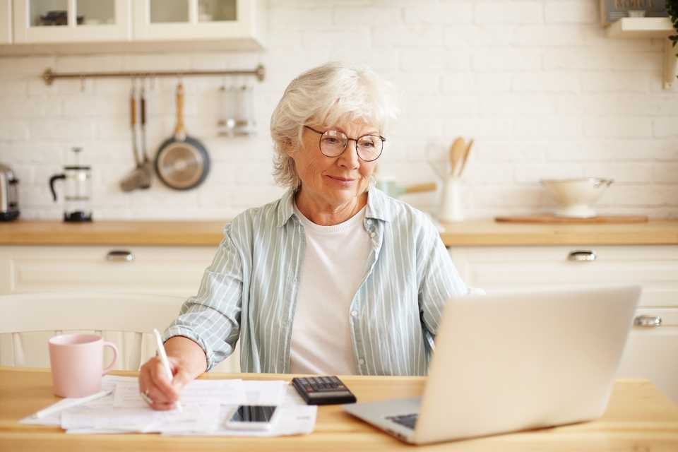 Une image contenant intérieur, femme, personne, repas