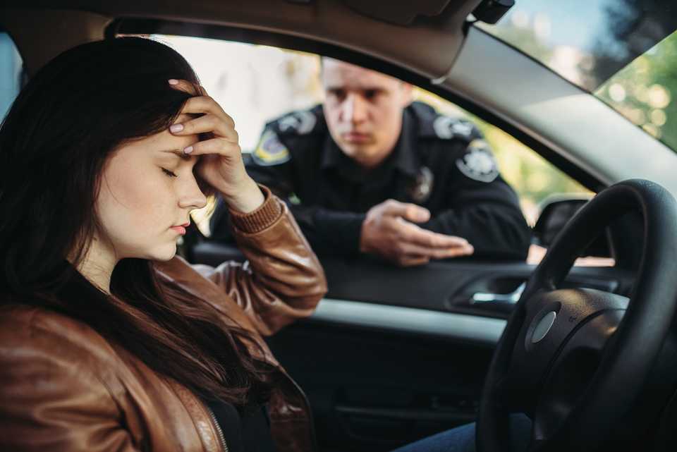 Une image contenant voiture, personne, miroir, extérieur