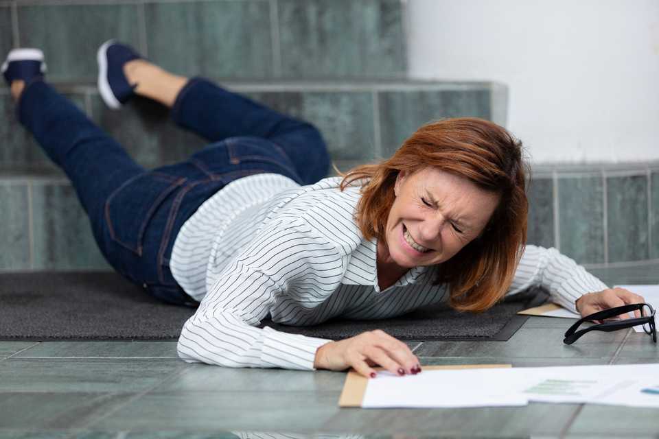 Customer falls on the stairs of a public building