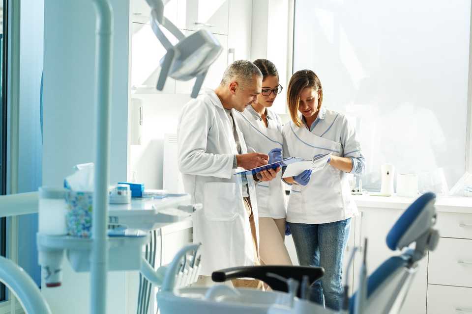 Une image contenant intérieur, chambre d’hôpital, personne