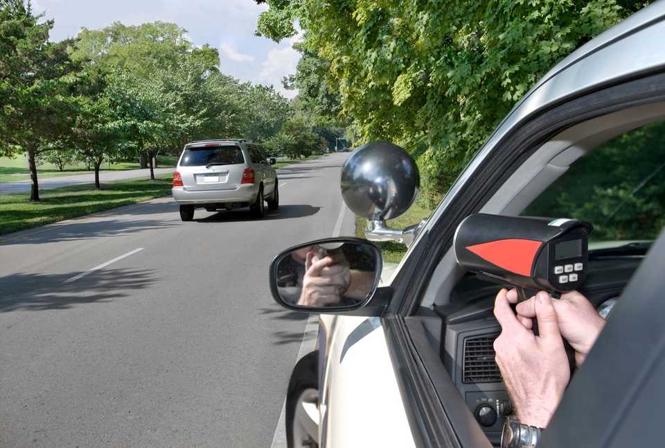 Une image contenant arbre, extérieur, voiture, personne