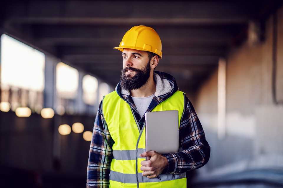 Une image contenant bâtiment, personne, jaune, extérieur