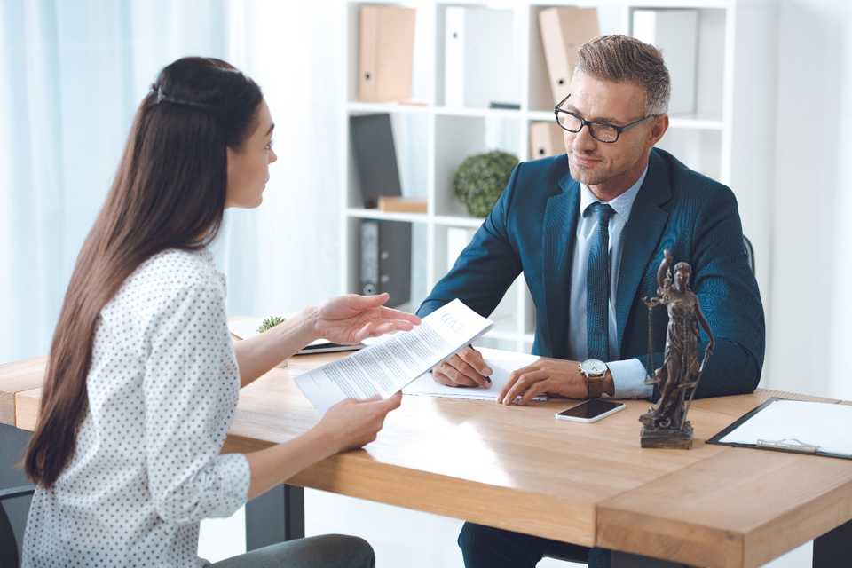 female business owner consulting a business lawyer in ontario