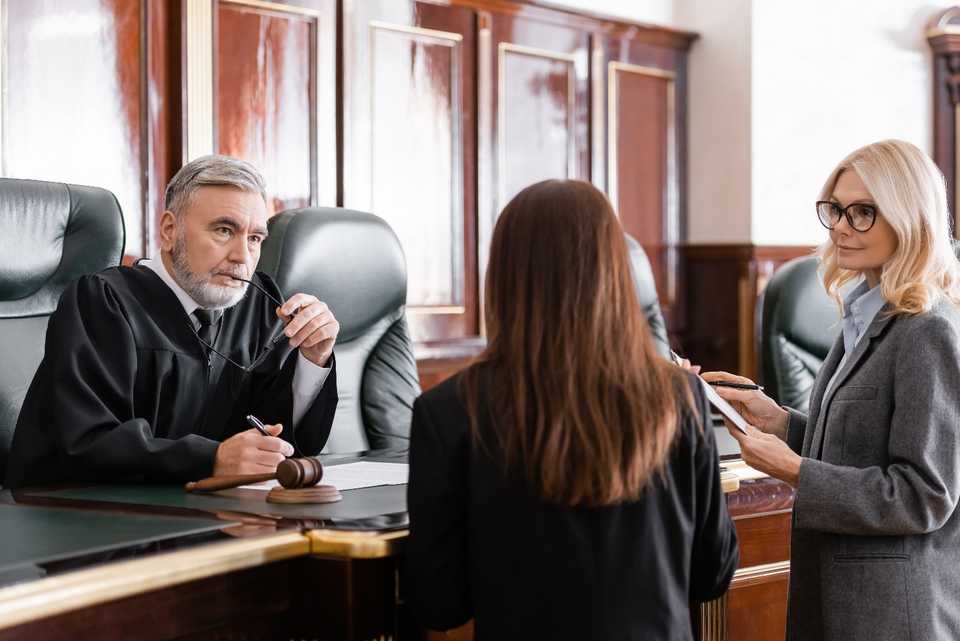 judge consulting with lawyers in court