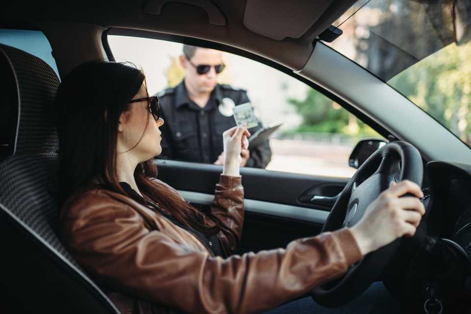 Une image contenant voiture, miroir, extérieur, personne